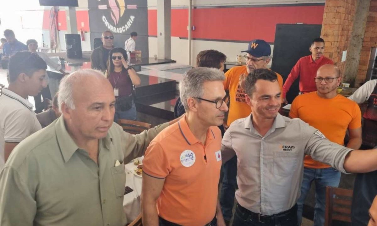 Governador Romeu Zema tirou fotos com candidatos a vereador e apoiadores em Montes Claros -  (crédito: Luiz Ribeiro - EM/DA Press)