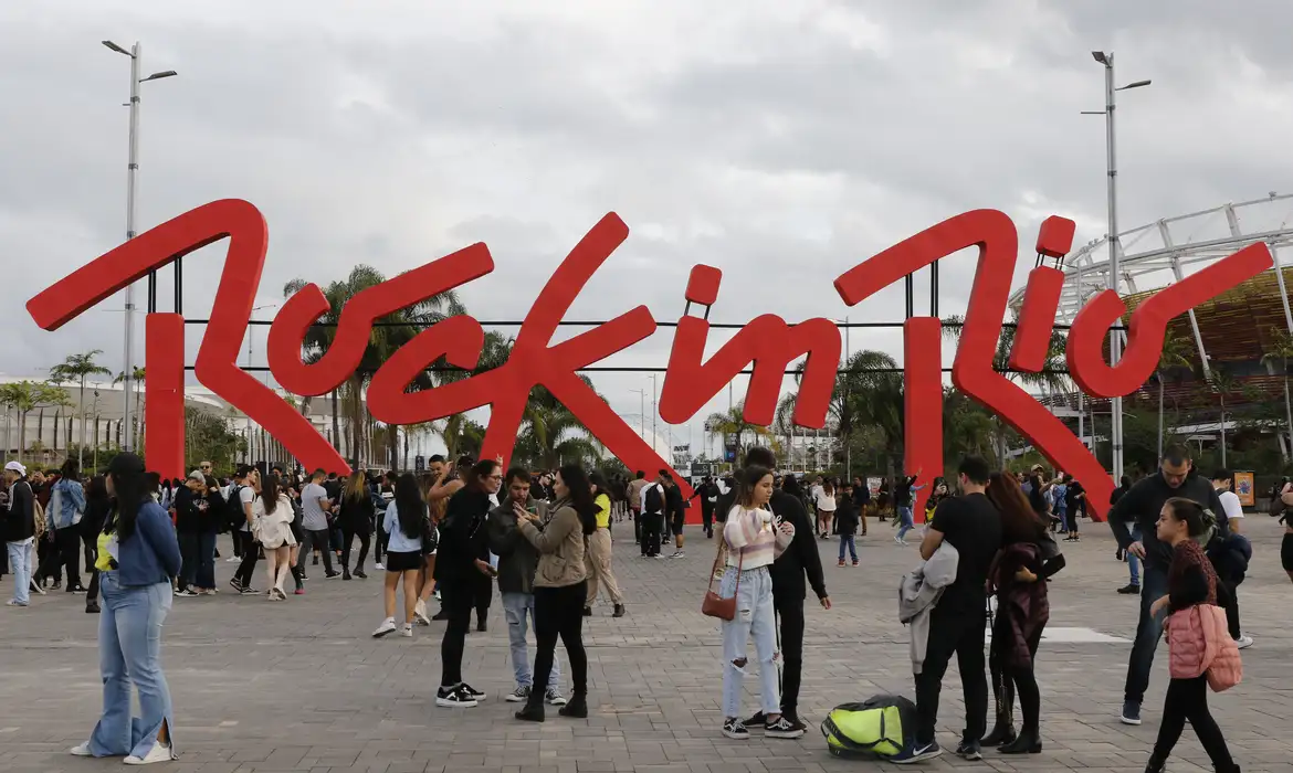 Falha de segurança no Rock in Rio: fãs usam sinalizadores em shows - EBC