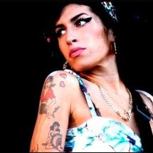 Estátua lembra Amy Winehouse em reduto londrino onde a cantora morreu
