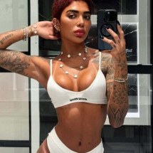 Dhiovanna Barbosa exibe look em tom vermelho, o mesmo adotado em seu novo penteado -  (crédito: Foto: Instagram @dhiovannab)