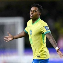  Brazil's forward Rodrygo celebrates after scoring during the 2026 FIFA World Cup South American qualifiers football match between Brazil and Ecuador, at the Major Ant..nio Couto Pereira stadium in Curitiba, Brazil, on September 6, 2024. (Photo by Mauro PIMENTEL / AFP) (Photo by MAURO PIMENTEL/AFP via Getty Images)
     -  (crédito:  AFP via Getty Images)