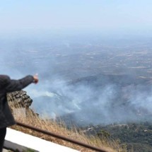 Bombeiros combatem focos de incêndio na Serra da Piedade - Leandro Khouri/EM/D. A. Press