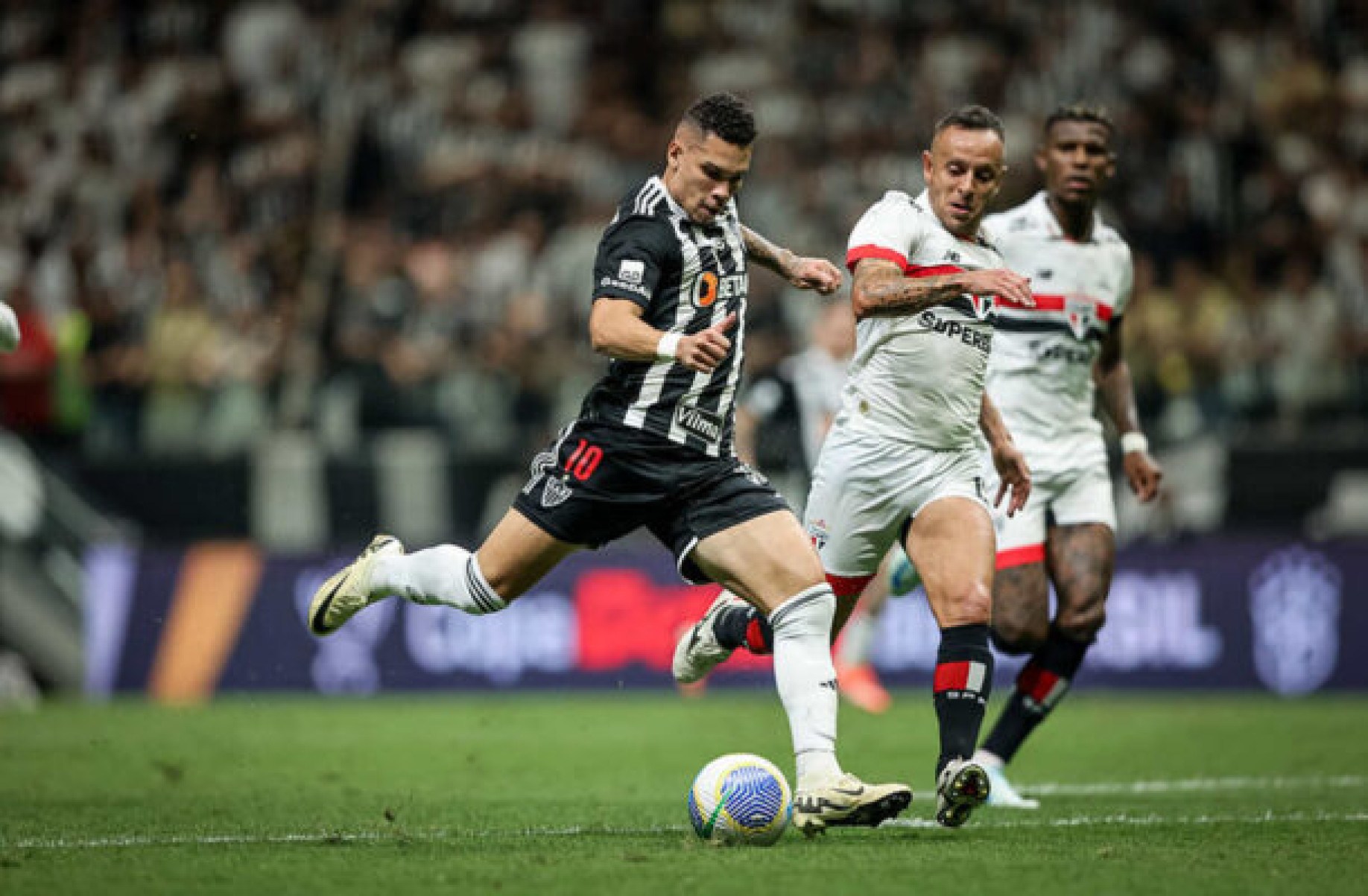 Rafinha lamenta eliminação do São Paulo: ‘Bobeira em casa’
