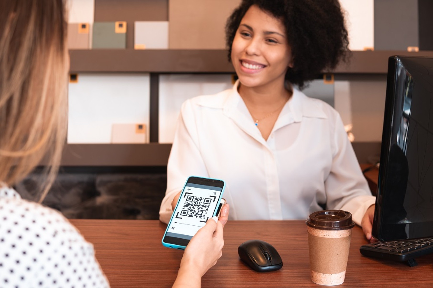  happy saleswoman receiving payment with qr code at store
     -  (crédito:  Vergani Fotografia - stock.adobe)