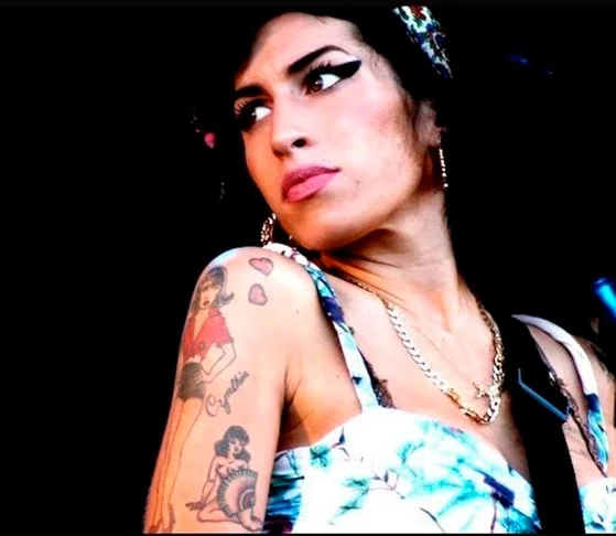 O dia 14 de setembro marca o nascimento de uma cantora que teve uma vida curta, abreviada pelo drama das drogas. Nascida em Southgate, no norte da capital britânica, Amy Winehouse faria 41 anos.   - 