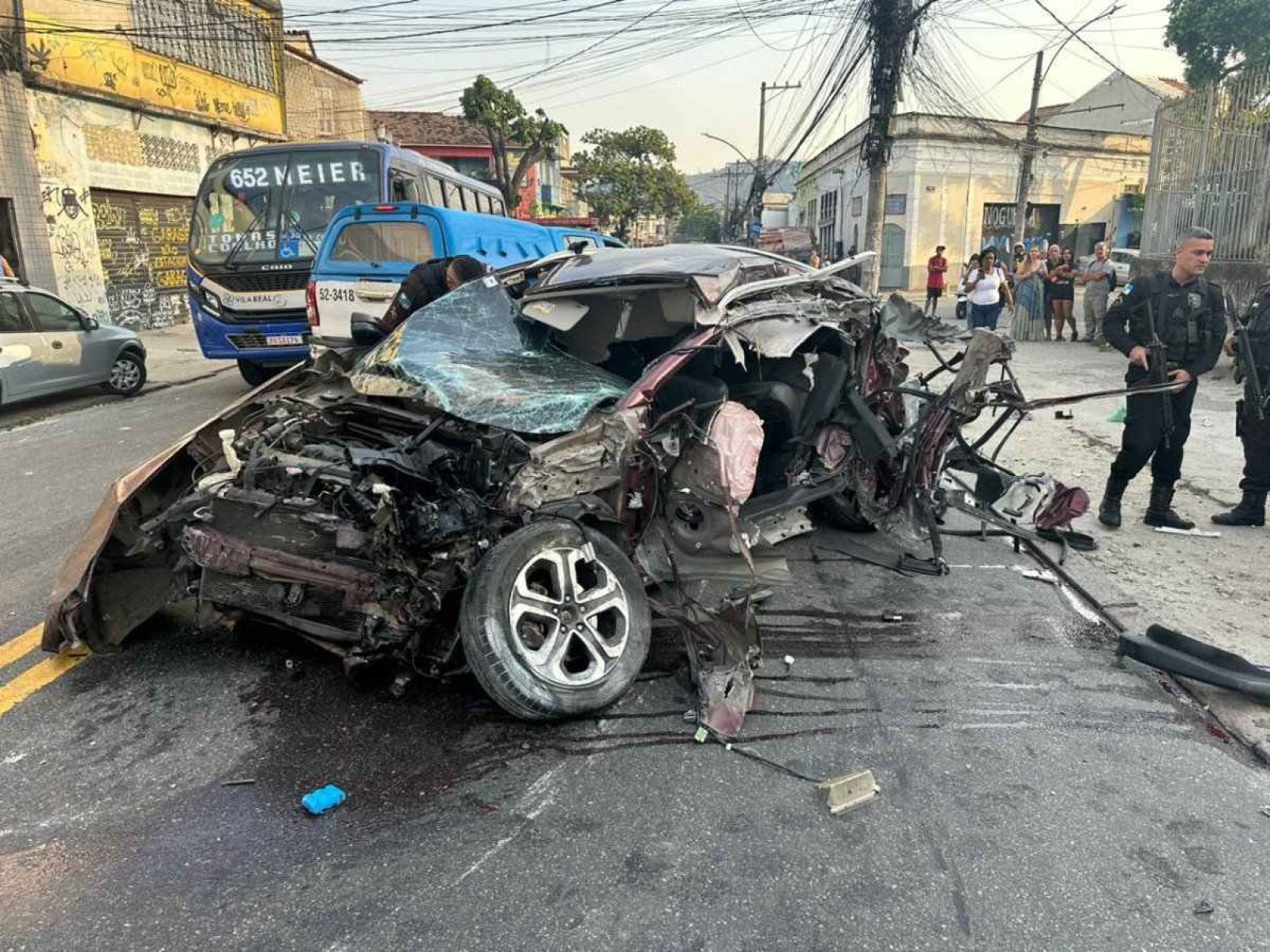 Carro roubado ficou destruído depois de perseguição dos assaltantes pela polícia, o que resultou em batida e capotamento -  (crédito: Reprodução/Redes sociais)