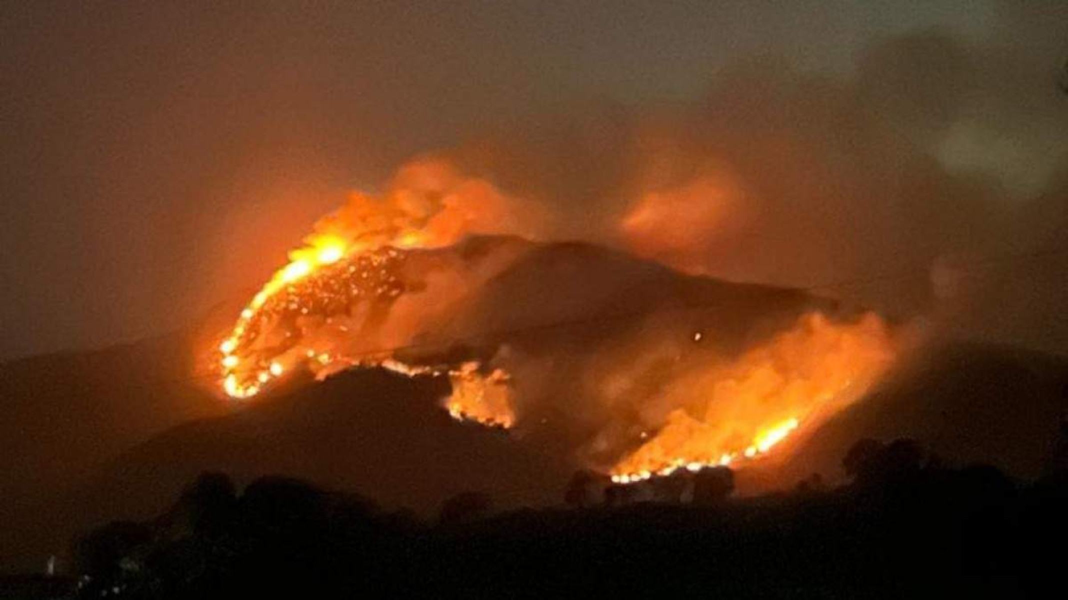 Fogo na serra entre Bela Vista e Santa Rita do Sapucaí