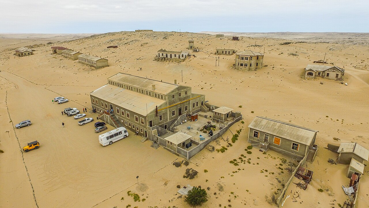 Um lugar que um dia foi próspero corre o risco de sumir do mapa. É a cidade de Kolmanskop, que fica na Namíbia, no Sul da África.   -  (crédito: wikimedia commons SkyPixels)