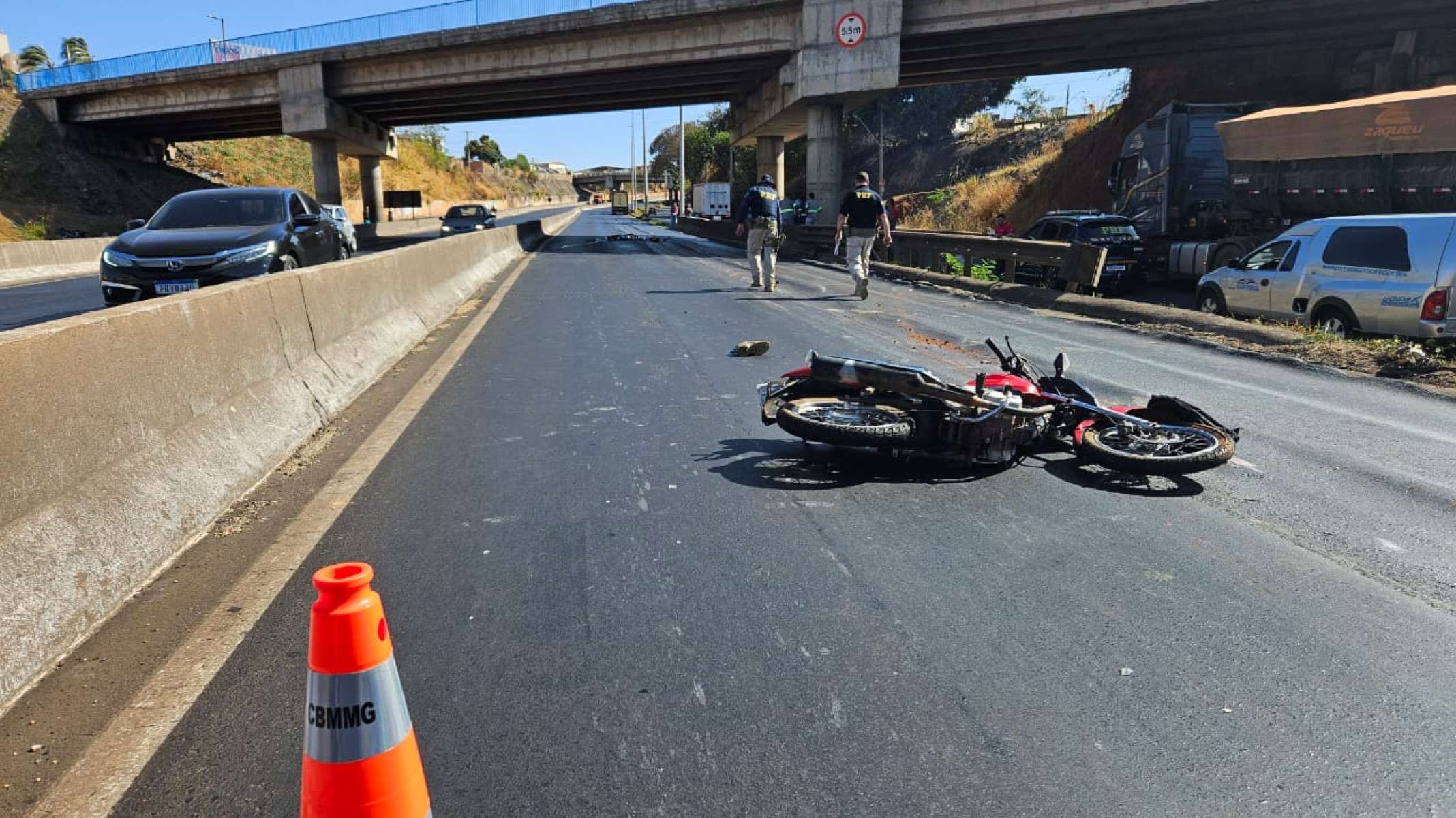 MG: motociclista morre esmagado em ultrapassagem entre dois caminhões