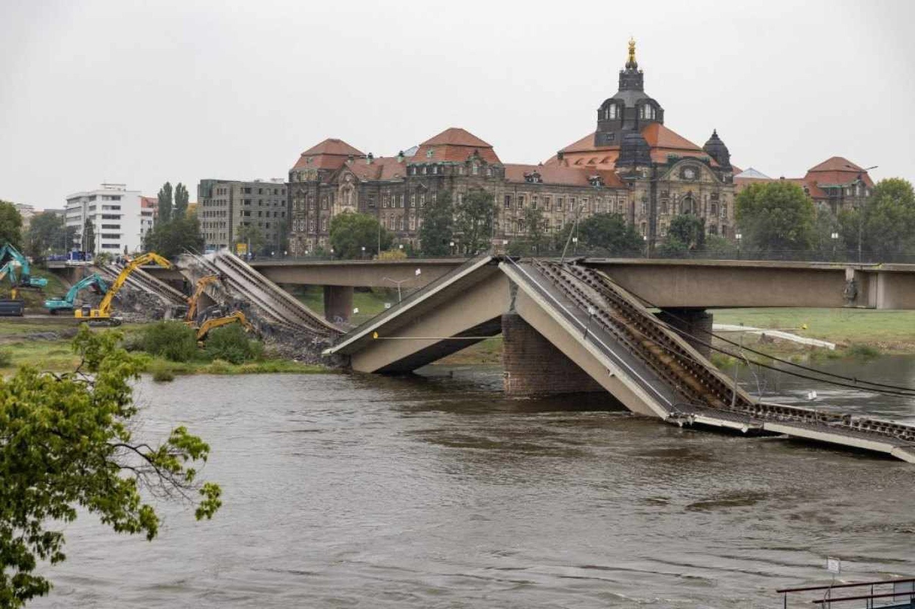 Ponte desaba em rio na Alemanha