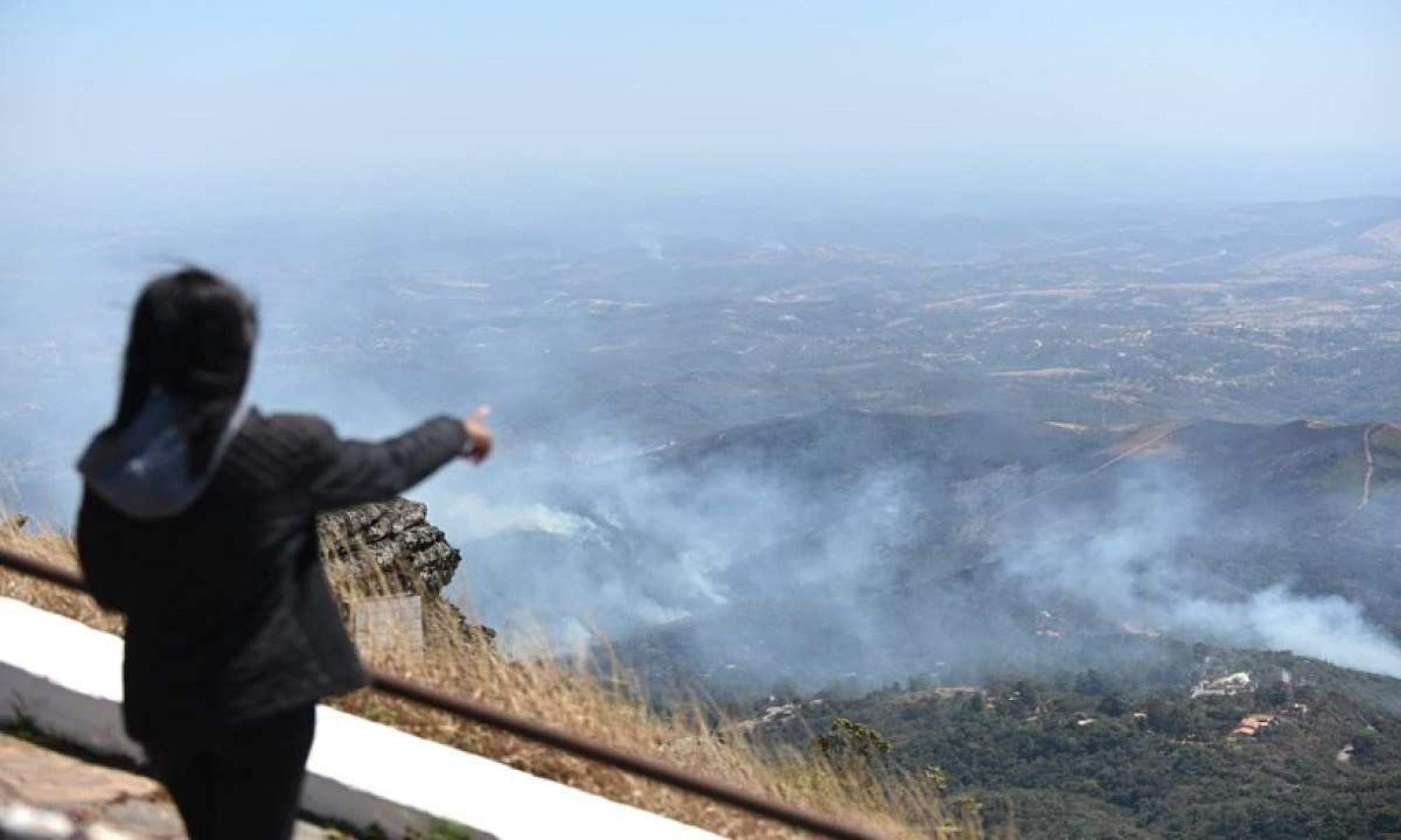 Bombeiros combatem focos de incêndio na Serra da Piedade