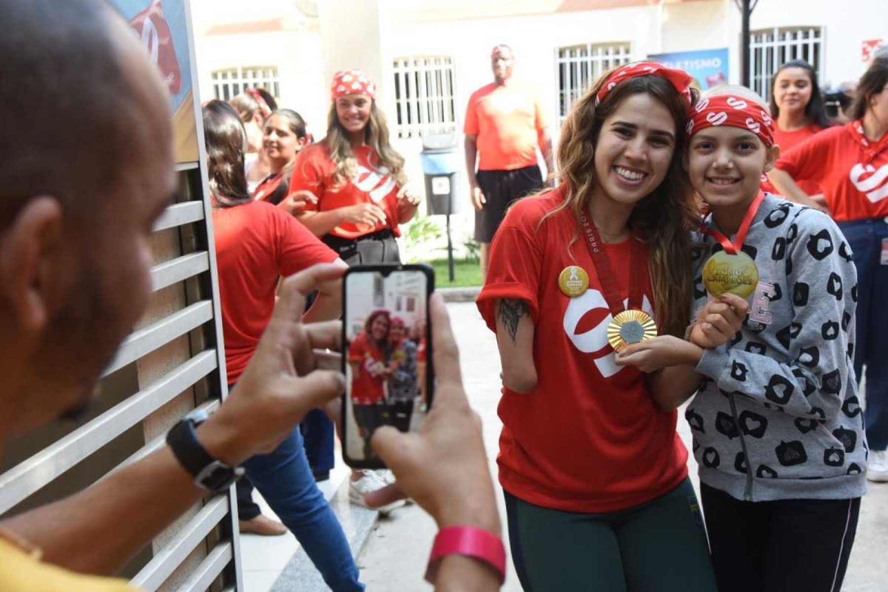 A paciente Any com a paratleta Carolina Moura 