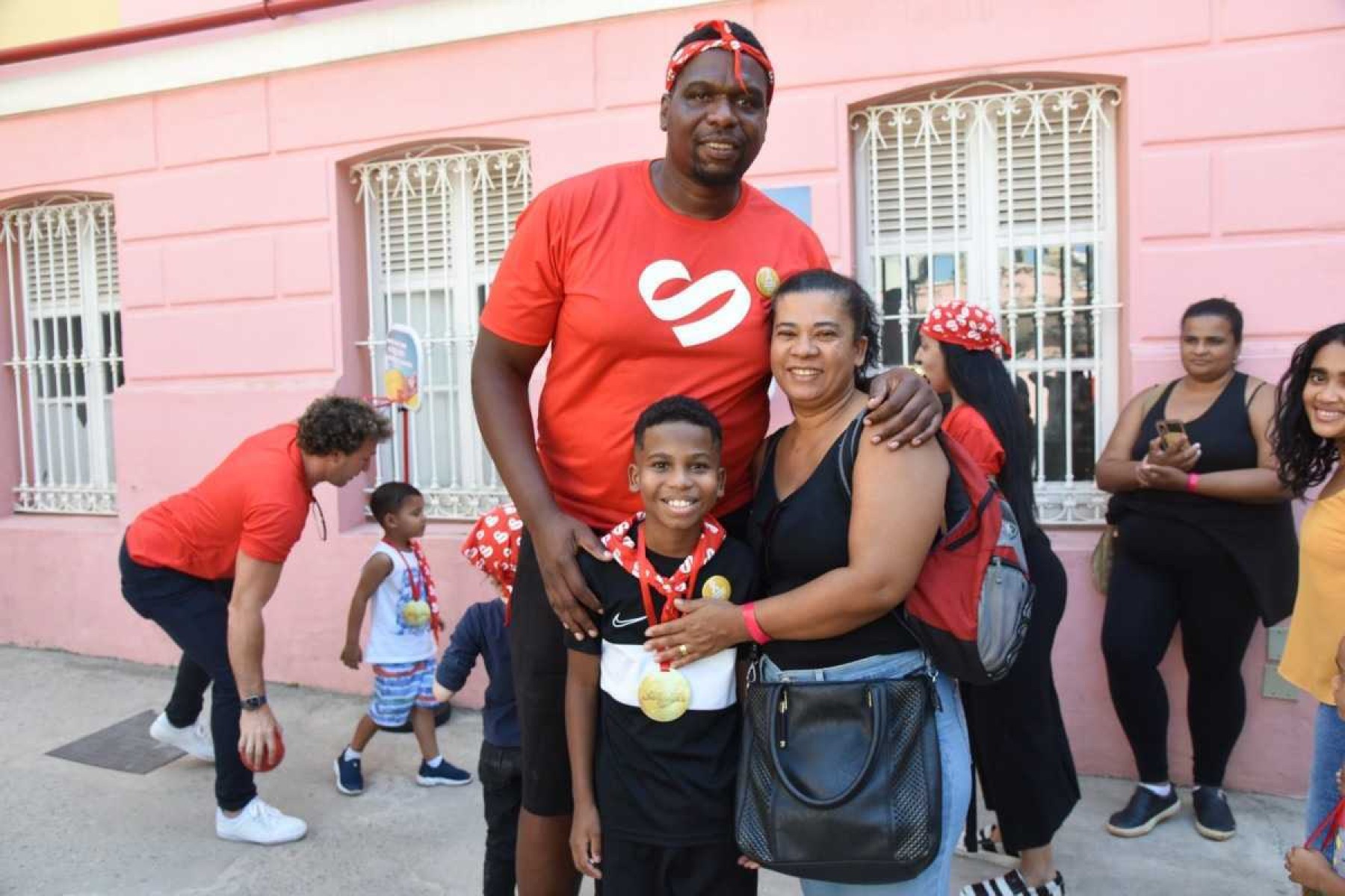 A mãe Doralice Araújo, o filho Yan e o ex-jogador de basquete Cleiton Sebastião