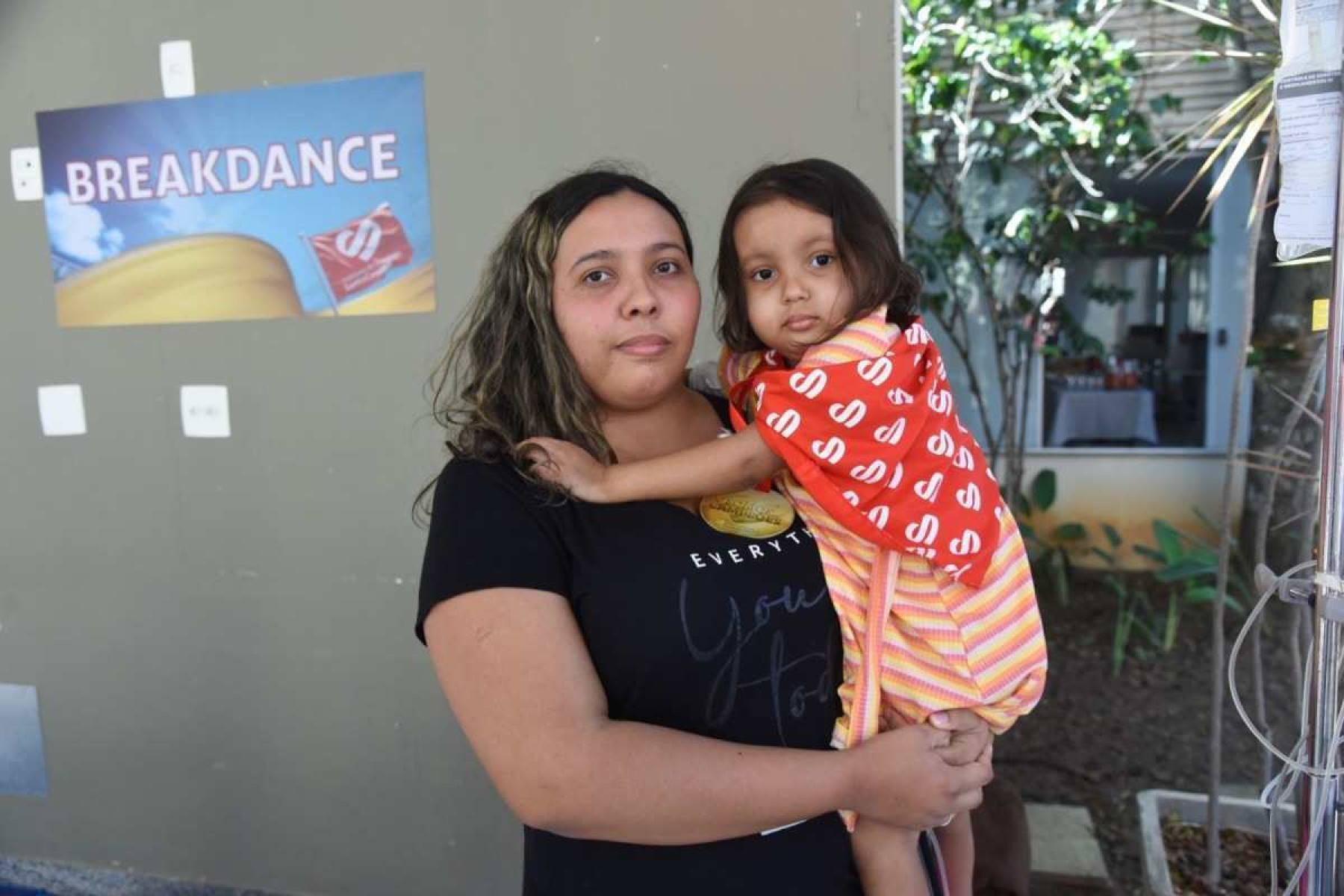 A mãe Tamires Alves, com a filha Ângela 