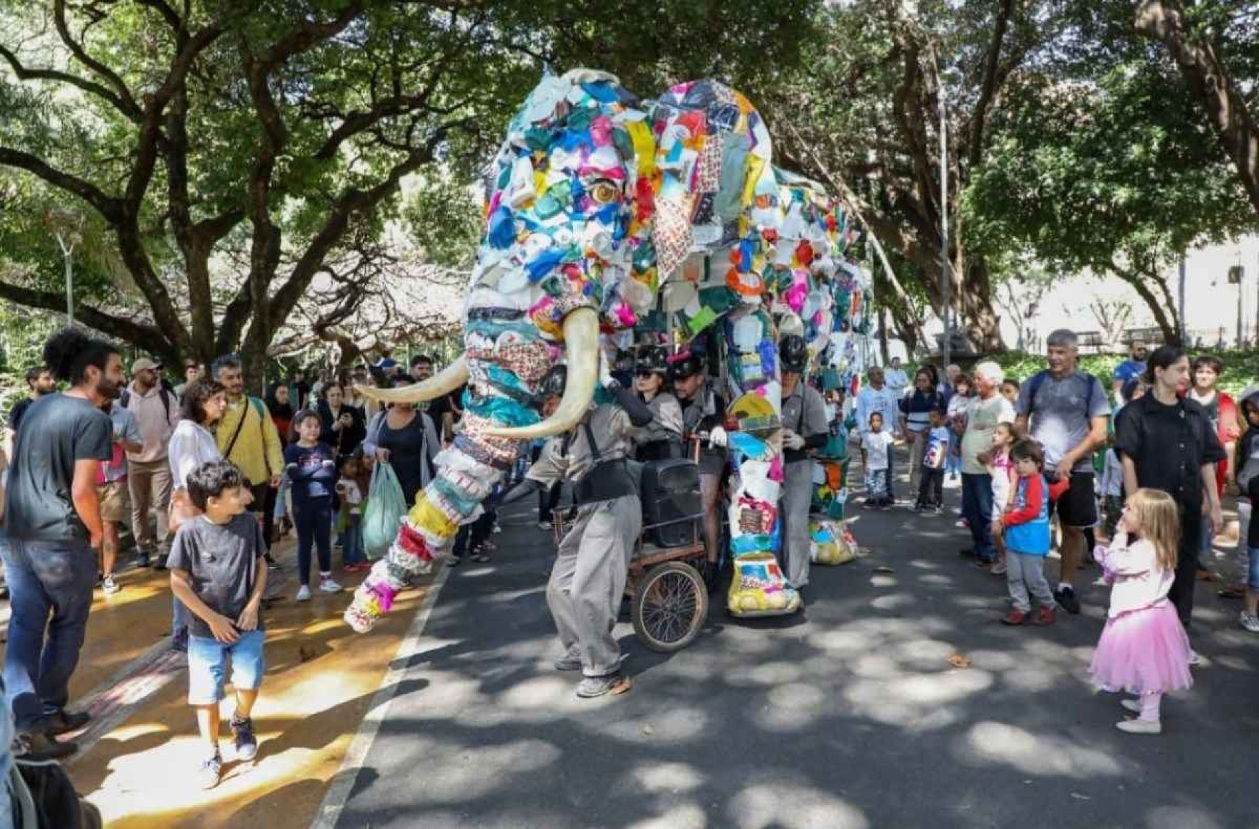 Grupo Pigmalião Escultura Que Mexe apresenta nas ruas o elefante gigantesco chamado Elefanteatro, feito com material reciclável