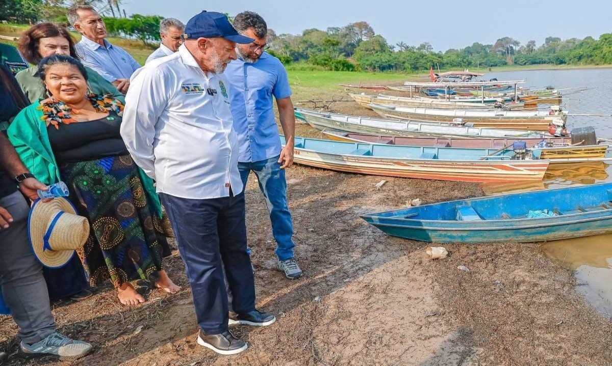 Presidente em dois tempos: nesta semana, com ribeirinhos da Amazônia, observa o leito seco do igarapé... -  (crédito:  Ricardo Stuckert / PR)