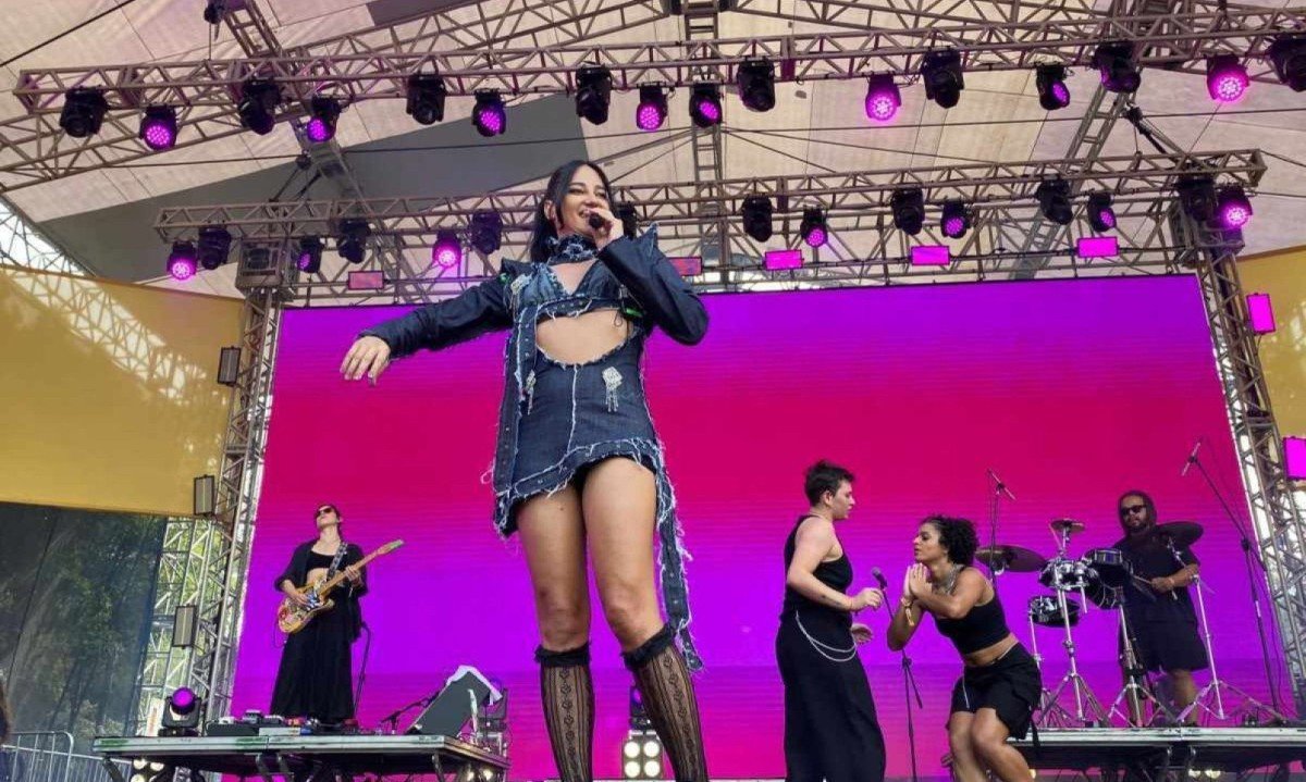 Jaloo agradeceu ao público por prestigiar seu show debaixo do sol quente  -  (crédito: Gabriela Matina)