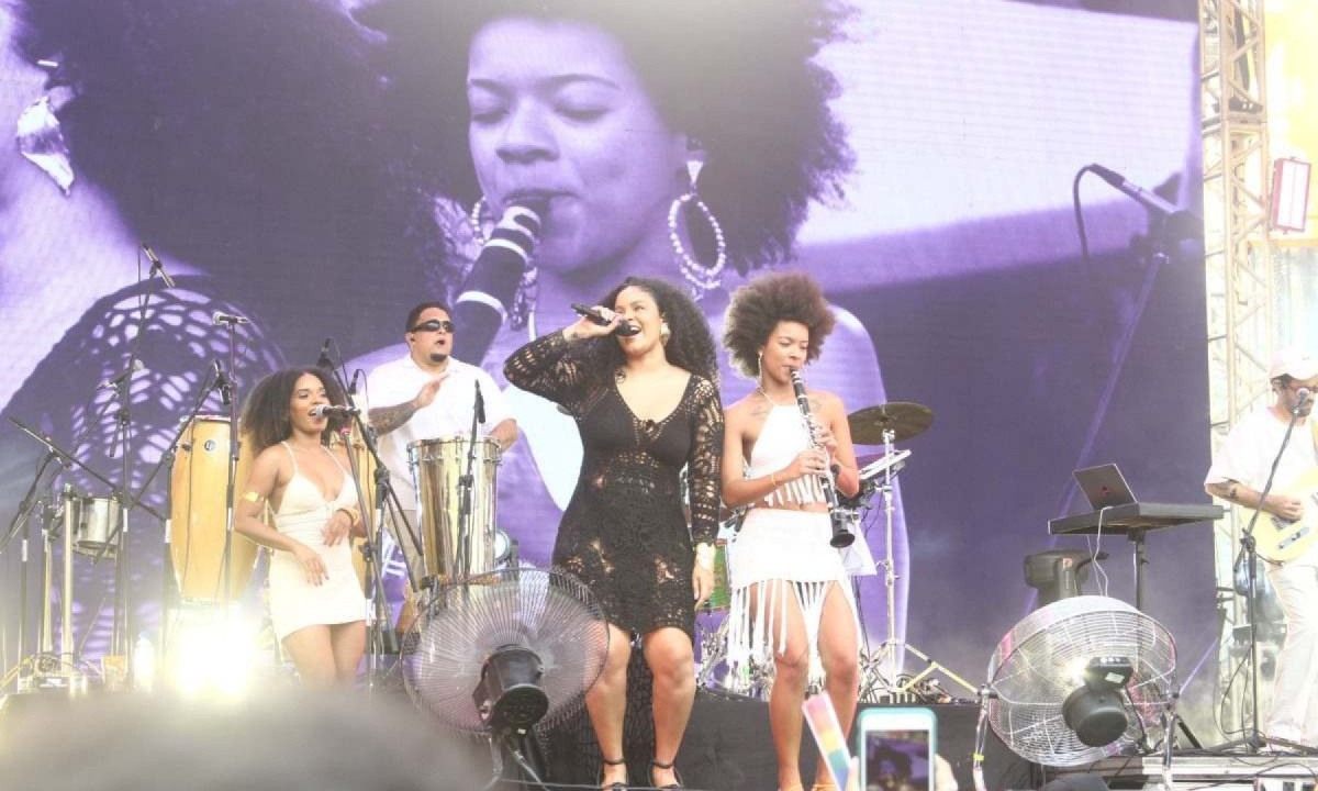 A baiana Rachel Reis cantou "Deusa do amor" e disse que a empolgação do público do Sarará fez valer a pena o cansaço das viagens de sua turnê -  (crédito: Marcos Vieira/EM/D.A Press)