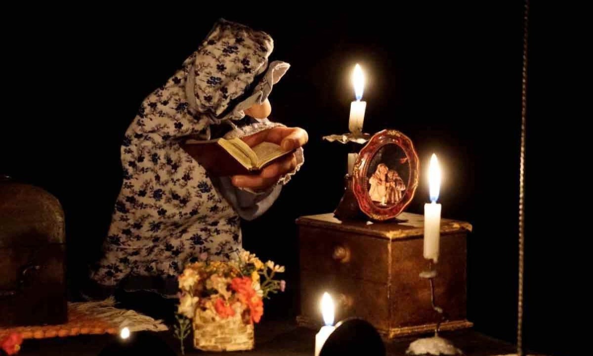 Inspiradas em velhinhas de Ouro Preto, personagens contracenam à luz de velas -  (crédito: Nityama Macrini/divulgação)