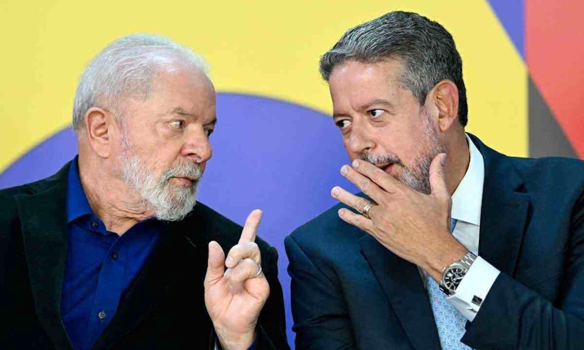 Arthur Lira com Lula: até agosto o deputado tinha a faca e o queijo para levar o jogo mais adiante e tentar fazer o sucessor com um centrão unido. Agora, as forças que o elegeram estão rachadas -  (crédito: EVARISTO SA/AFP)