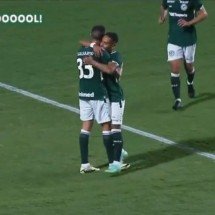 Jogadores do Goiás comemoram gol em vitória na Série B -  (crédito: Reprodução/TV Brasil)