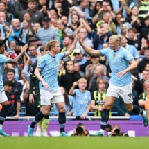 Momento do primeiro gol marcado por Haaland na vitória sobre o Brentford - (crédito: Foto: Naomi Baker/Getty Images) Momento do primeiro gol marcado por Haaland na vitória sobre o Brentford - (crédito: Foto: Naomi Baker/Getty Images)