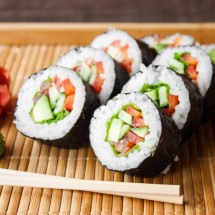 Sushi de pepino, tomate e alface (Imagem: Yuliia Holovchenko | Shutterstock) -  (crédito: EdiCase)