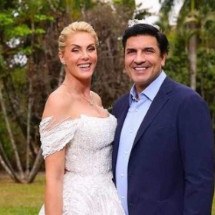 Ana Hickmann sela noivado com Edu Guedes usando vestido com 100 mil pérolas - Reprodução/Instagram