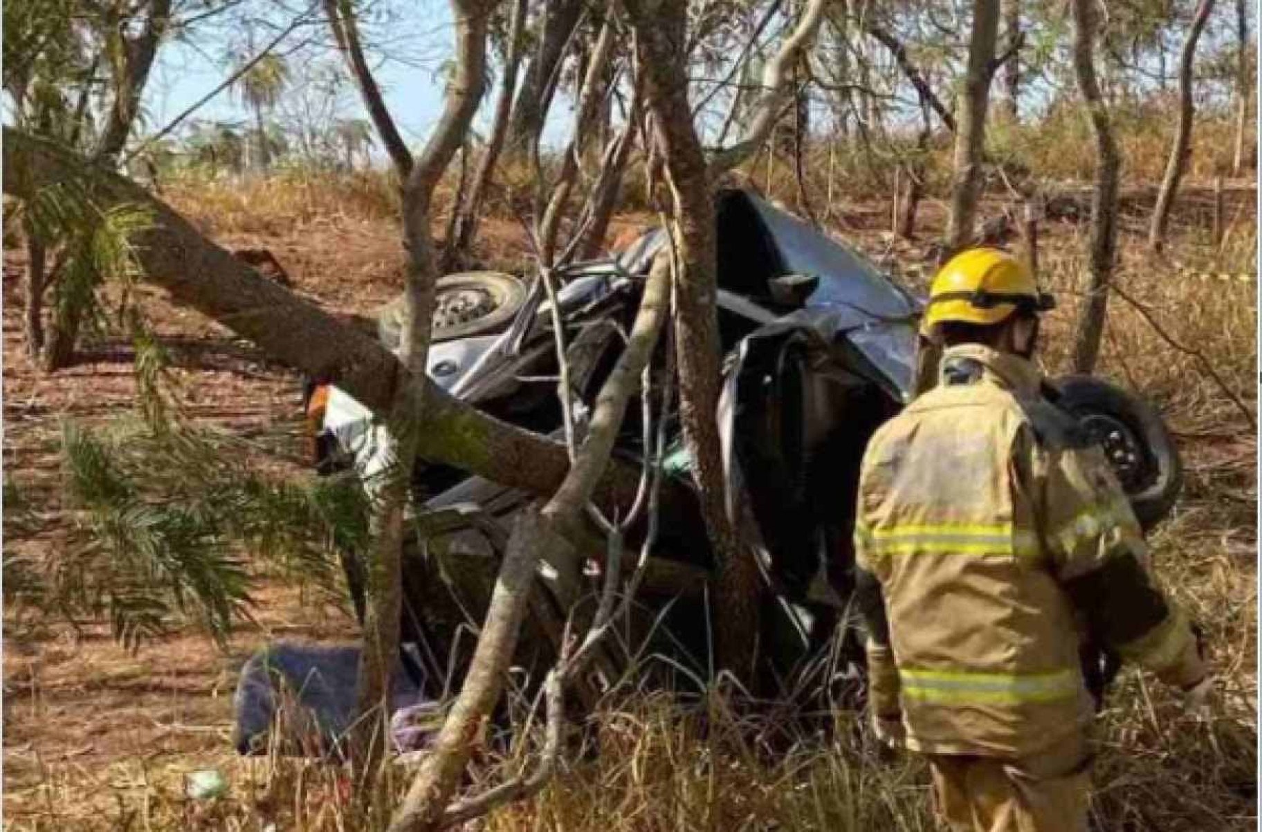 Duas pessoas morreram na batida na MG-060 neste sábado (14/9) -  (crédito: Corpo de Bombeiros/Divulgação)