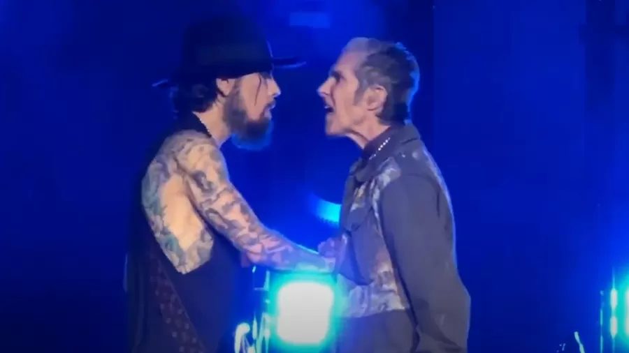 Perry Farrell ataca guitarrista, Dave Navarro, durante show em Boston
 -  (crédito: Reprodução/Instagram)