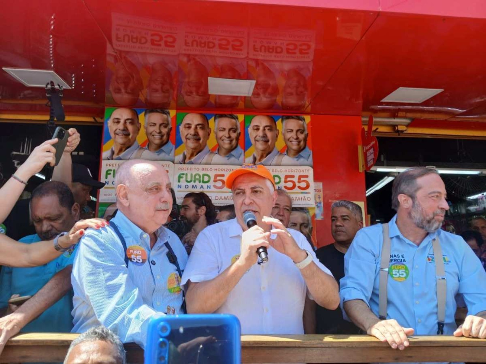 Fuad discursa em sacada de padaria ao lado do ministro Alexandre Silveira e do candidato a vice, Álvaro Damião, em campanha no Aglomerado da Serra -  (crédito: Alessandra Mello/EM/D.A.Press)