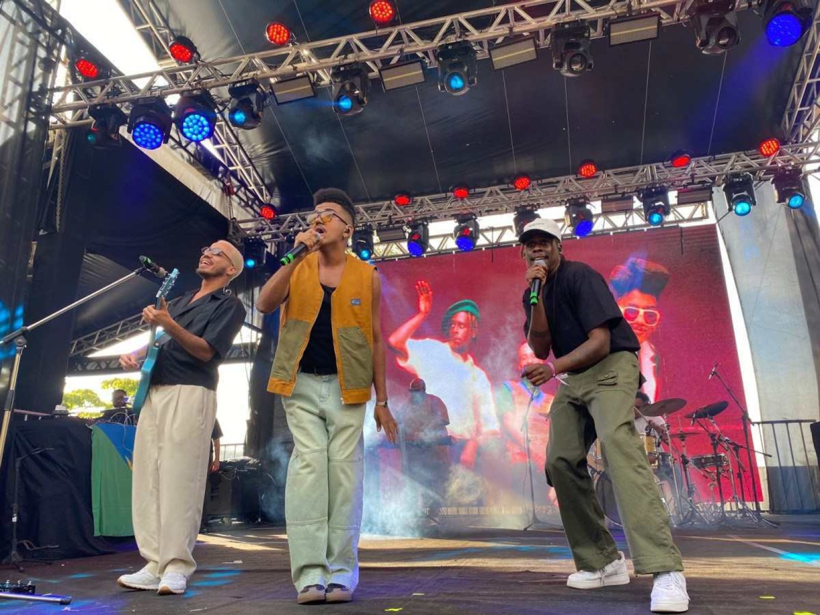 Grupo Os Garotin, com Cupertino, Leo Guima e Anchietx, canta no palco do Festival Sarará