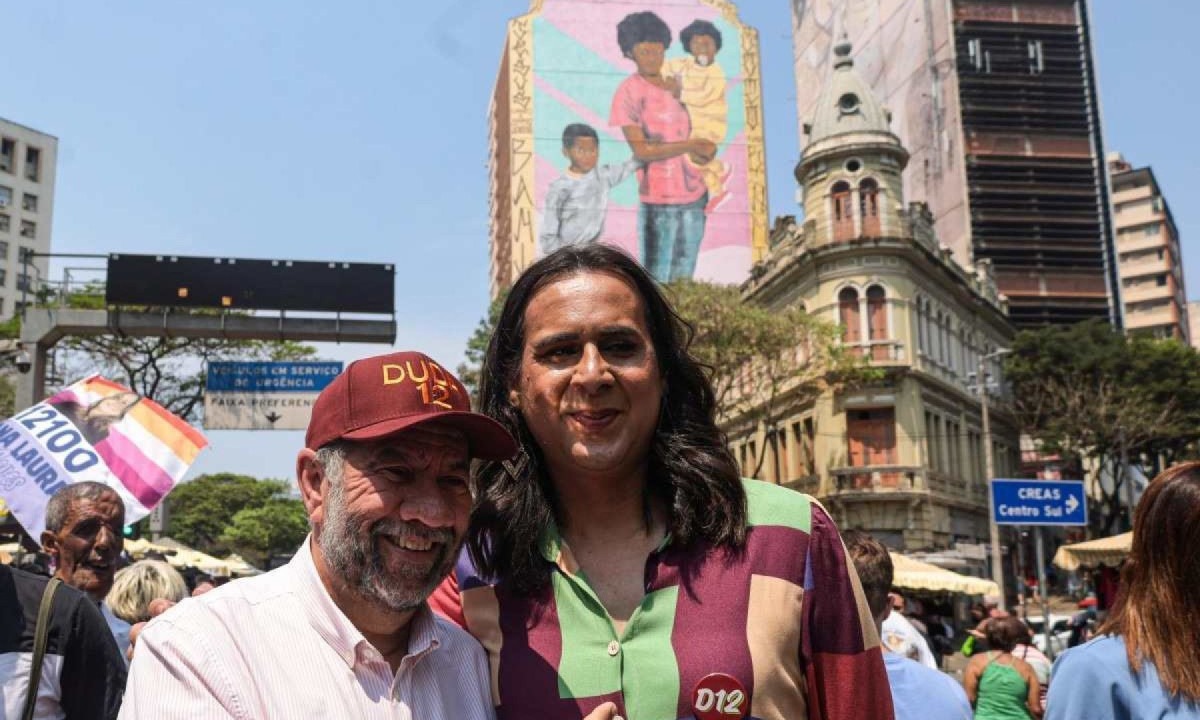 O ministro da Previd&ecirc;ncia Social e presidente nacional licenciado do PDT, Carlos Lupi, caminhou com Duda na Feira de Artesanato da Avenida Afonso Pena -  (crédito: Cadu Passos/Campanha Duda Salabert)