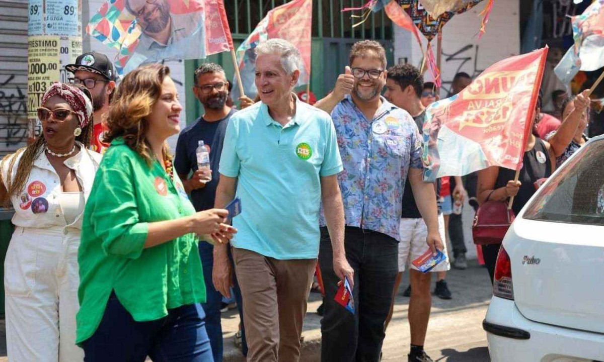 Rogério Correia e sua vice Bella Gonçalves fizeram caminhada na Região Norte de Belo Horizonte -  (crédito: Mariana Bastani - Divulgação)