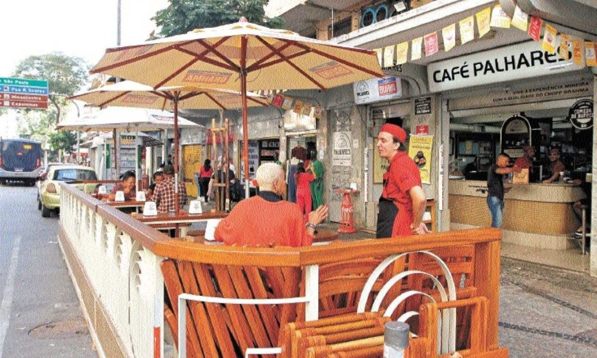 Parklets já integram 272 pontos da capital mineira, com 26 instalados em 2023 e outros 13 entre janeiro e junho deste ano. PÚBLICO APROVA INICIATIVA, QUE FAVORECE ESPECIALMENTE NO CALOR
 -  (crédito: Jair Amaral/EM/D.A Press)