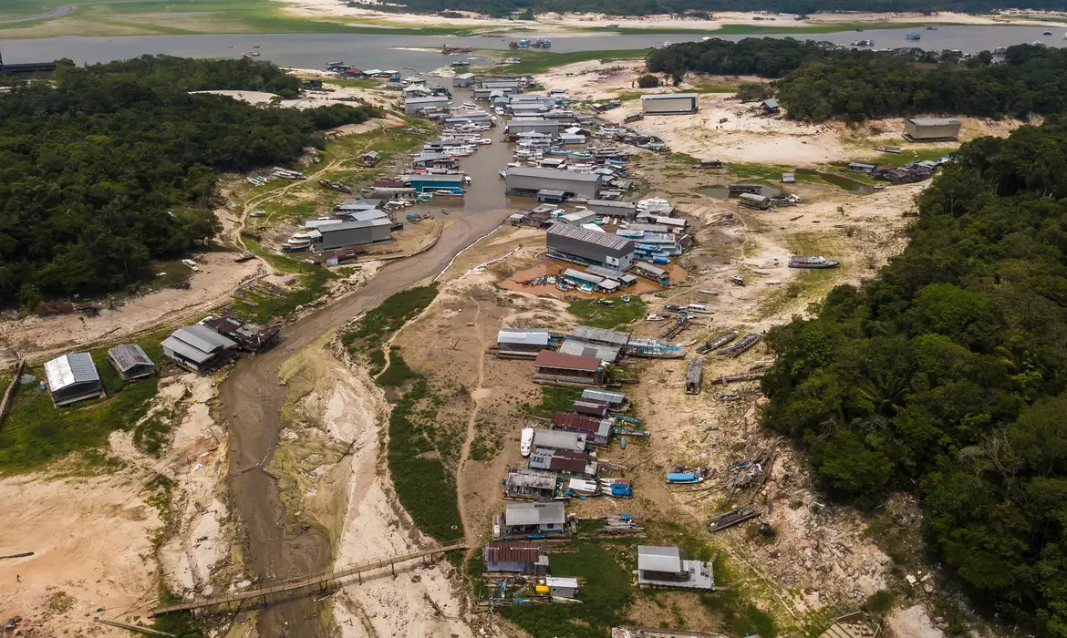 Prefeitura de Manaus começa a distribuir ajuda a afetados por seca -  (crédito: EBC)