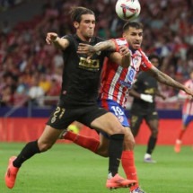  Atletico Madrid's Argentine forward #10 Angel Correa fights for the ball with Valencia's Spanish defender #21 Jesus Vazquez during the Spanish league football match between Club Atletico de Madrid and Valencia CF at the Metropolitano stadium in Madrid on September 15, 2024. (Photo by Pierre-Philippe MARCOU / AFP) (Photo by PIERRE-PHILIPPE MARCOU/AFP via Getty Images)
     -  (crédito:  AFP via Getty Images)