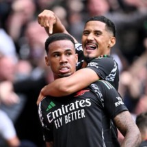 Gabriel Magalhães vibra intensamente logo após fazer o gol da vitória do Arsenal contra o Tottenham, neste domingo  -  (crédito: Foto: Justin Setterfield/Getty Images)