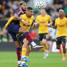 André (de amarelo) luta pela bola no jogo em que seu time perdeu de virada para o Newcastle -  (crédito: Photo by Carl Recine/Getty Images))