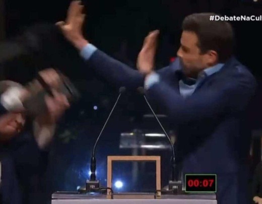 Depois de ser provocado, Datena dá 'cadeirada' em Pablo Marçal durante debate na TV Cultura -  (crédito: Reprodução/TV Cultura)