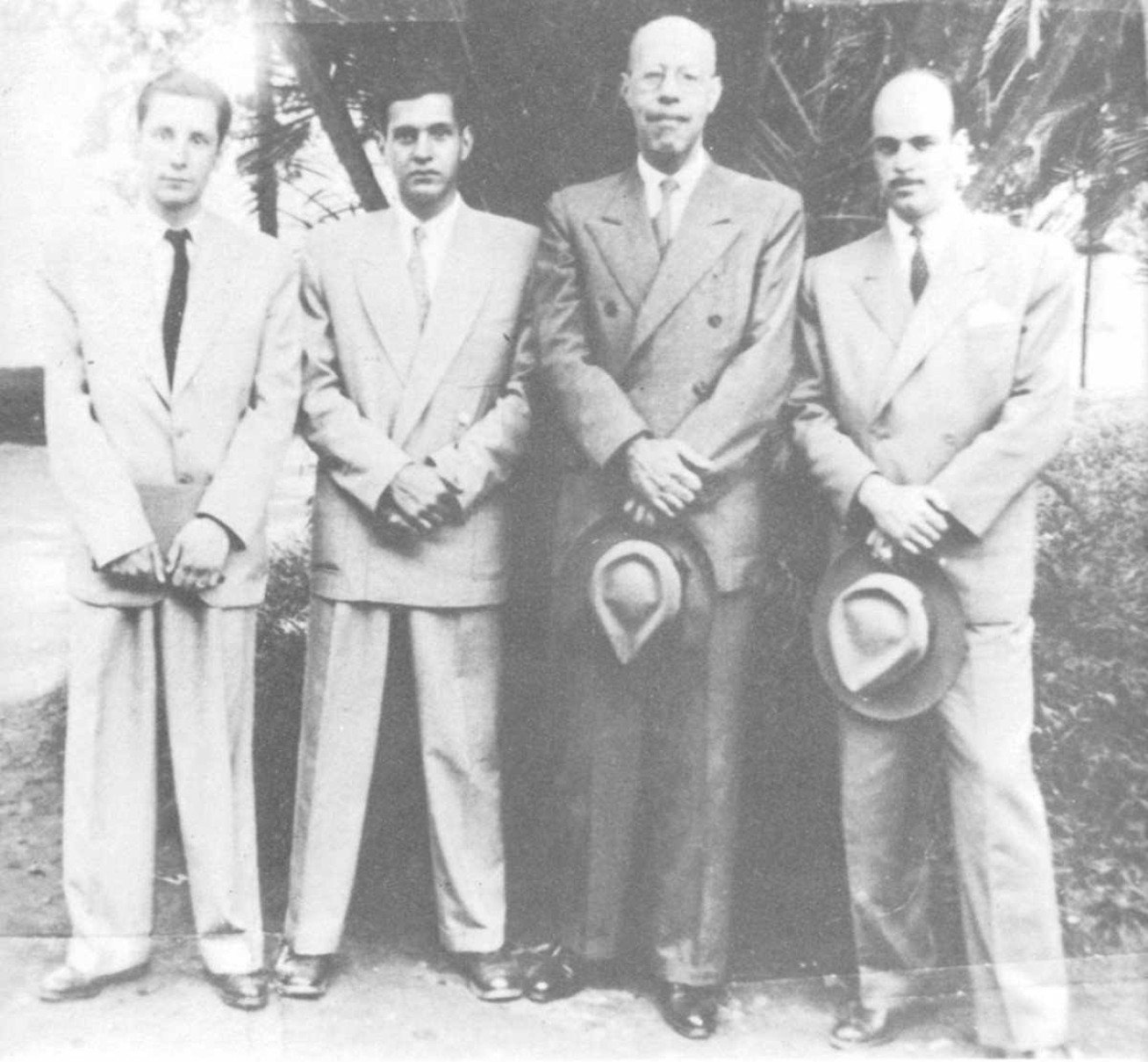 Os escritores Alphonsus de Guimaraens Filho e Hélio Pellegrino com Mário de Andrade e o contista Murilo Rubião no Parque Municipal de Belo Horizonte, em 1944