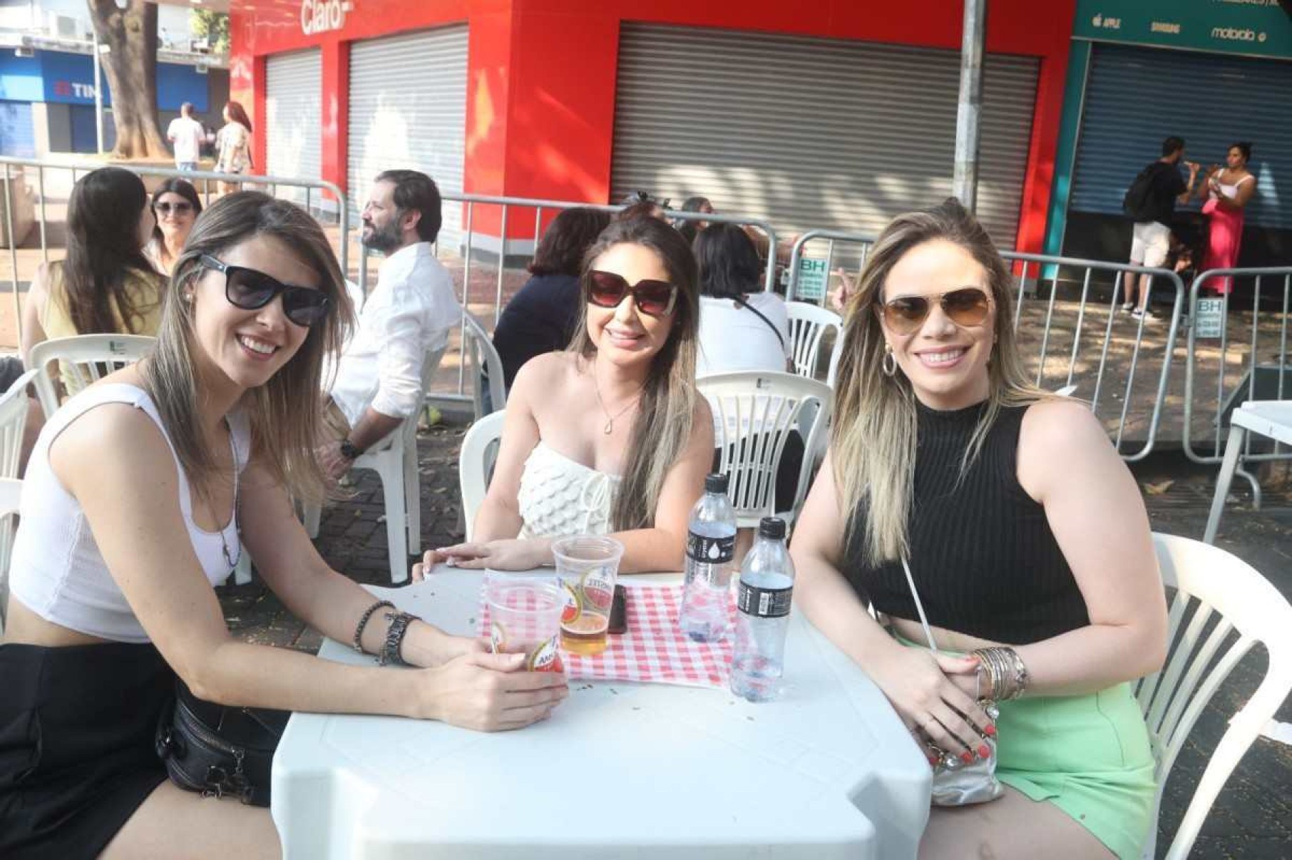 As amigas Luana Ávila, Ana Paula e Mariana Ferreira marcaram presença na Festa Italiana na Savassi