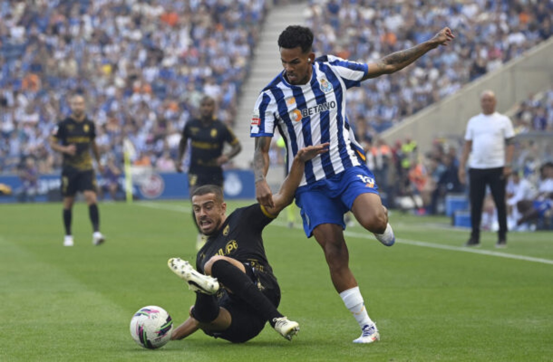 Porto empilha gols perdidos e sofre para vencer o Farense