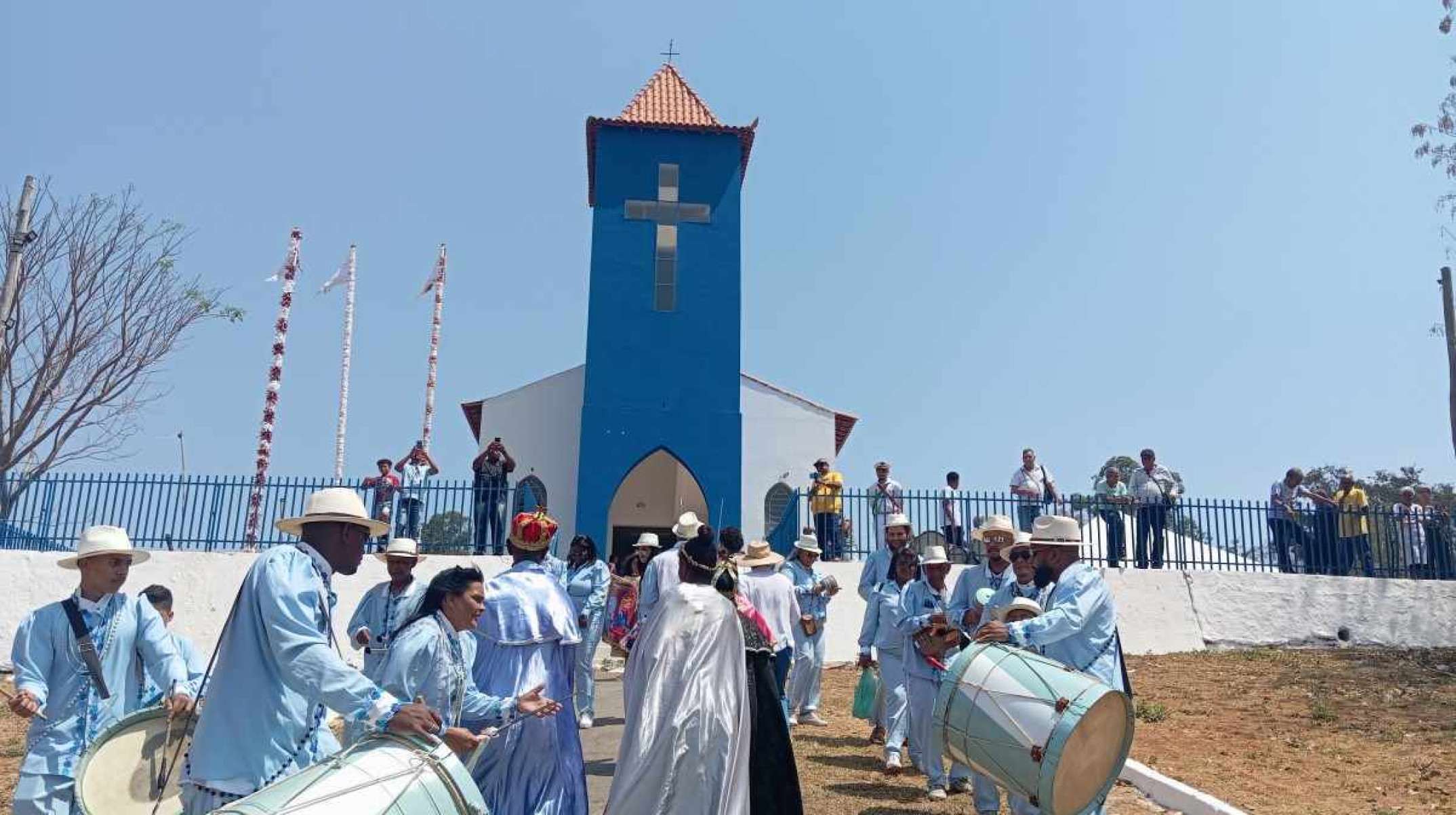 Capela de Nossa Senhora do Ros&aacute;rio da Lapinha, em Lagoa Santa, recebeu grupos de Congado devotos na santa dos pretos -  (crédito: Carlos Altman/EM)