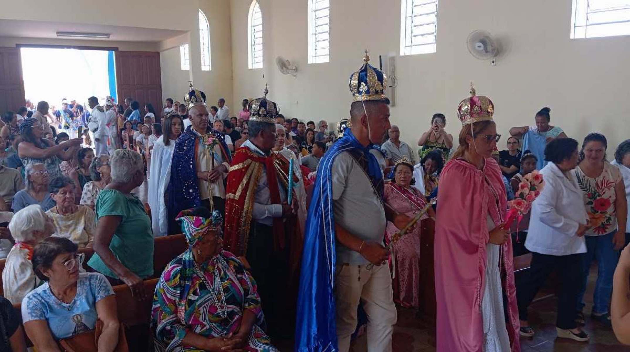  As tradições religiosas do Congado remontam ao século 18 e a Guarda de Nossa Senhora do Rosário da Lapinha Lagoa reforça a fé na santa 