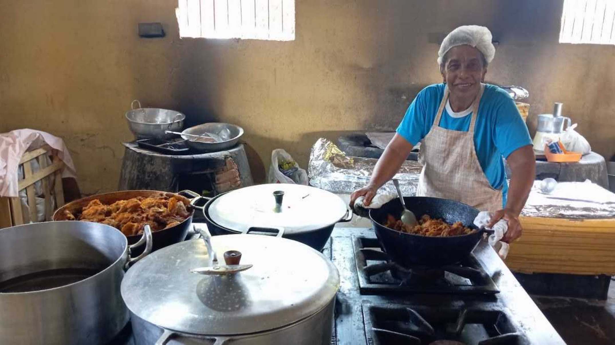 Elizabete Soares da Cruz, à frente do comando da cozinha, agradece às doações que foram fundamentais para o almoço oferecido aos convidados