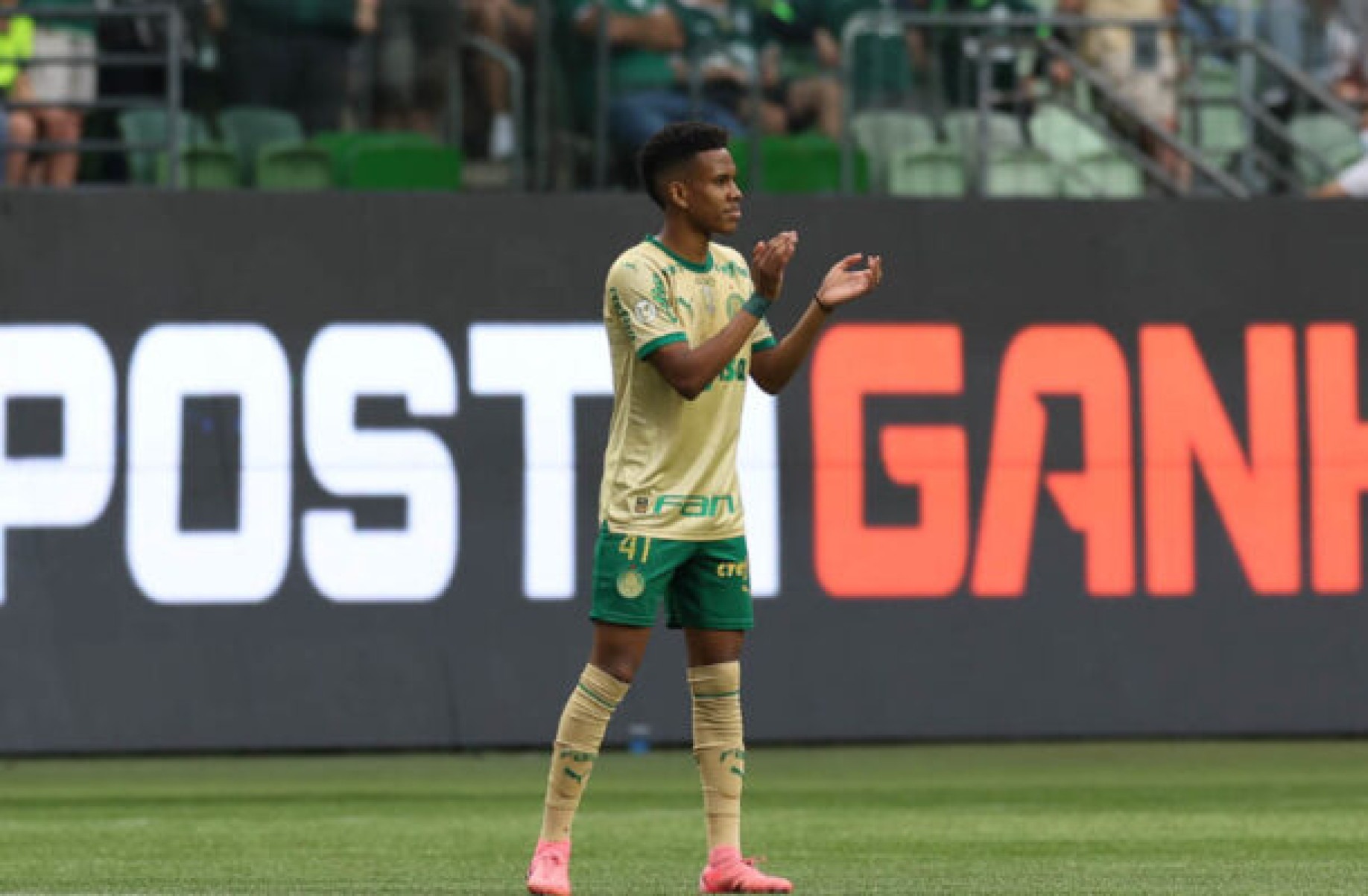 Estêvão comemora goleada do Palmeiras e destaca briga pelo Brasileiro