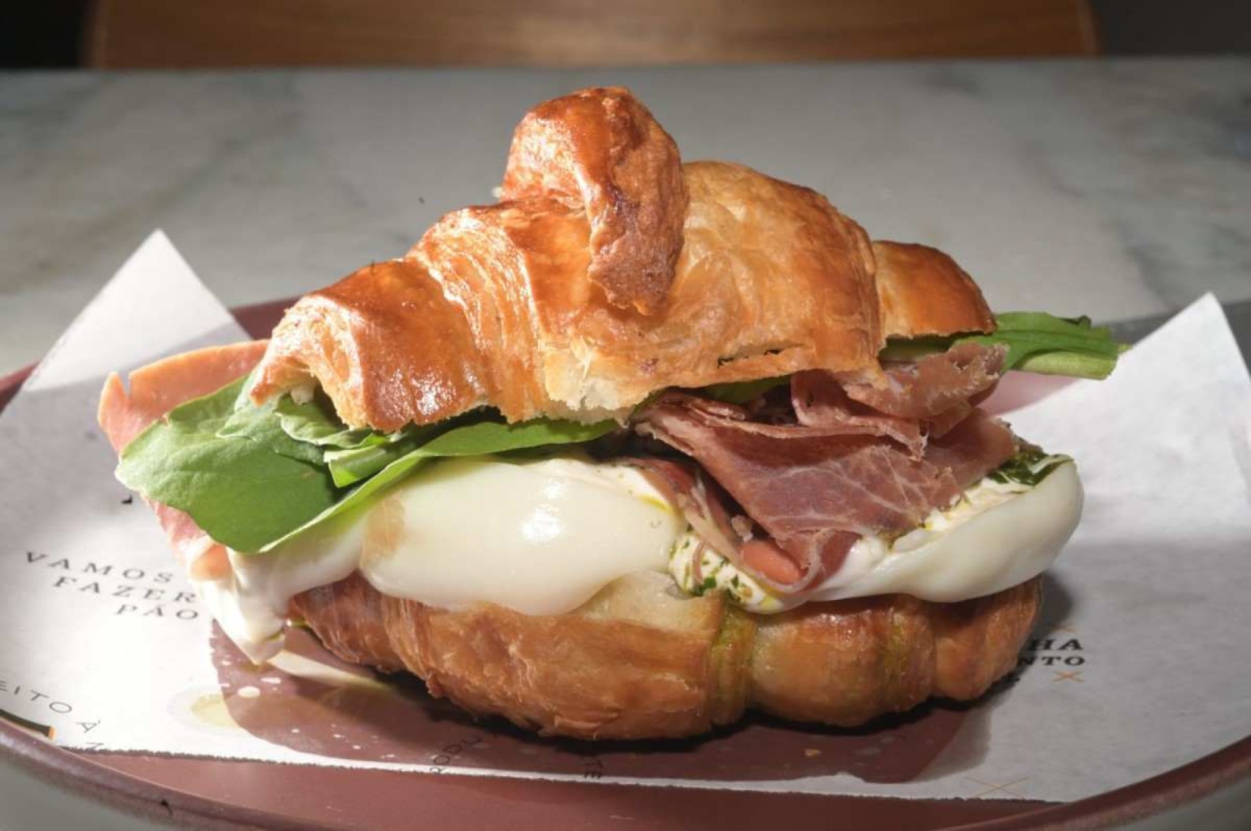 Sanduíche de croissant é uma das sugestões para comer na Pão do Furtini