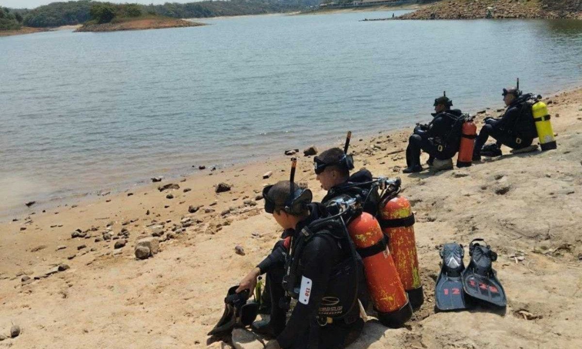 Uma equipe do Corpo de Bombeiros conseguiu localizar o corpo a cinco metros de profundidade  -  (crédito: CBMMG/Divulgação)