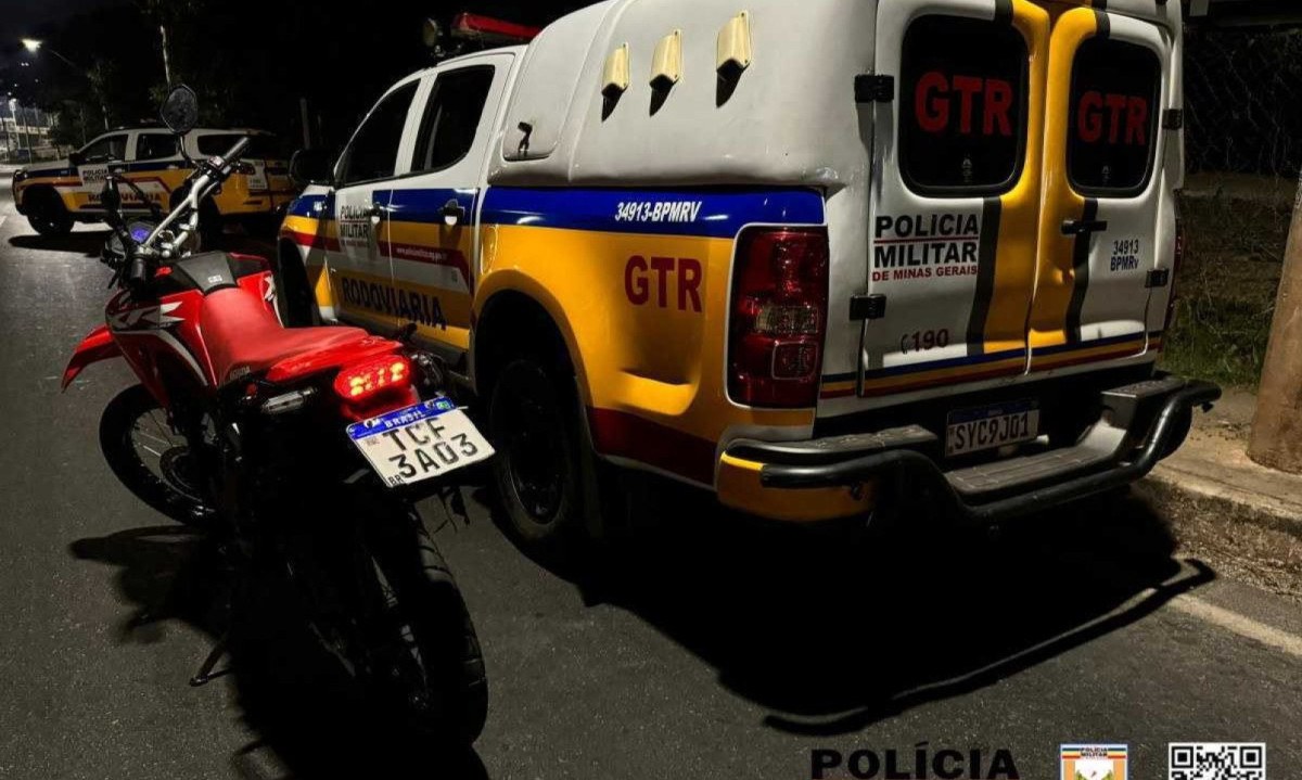 Moto usada pelos suspeitos tinha queixa e furto e foi recuperada pela polícia -  (crédito: PMRv/Divulgação)